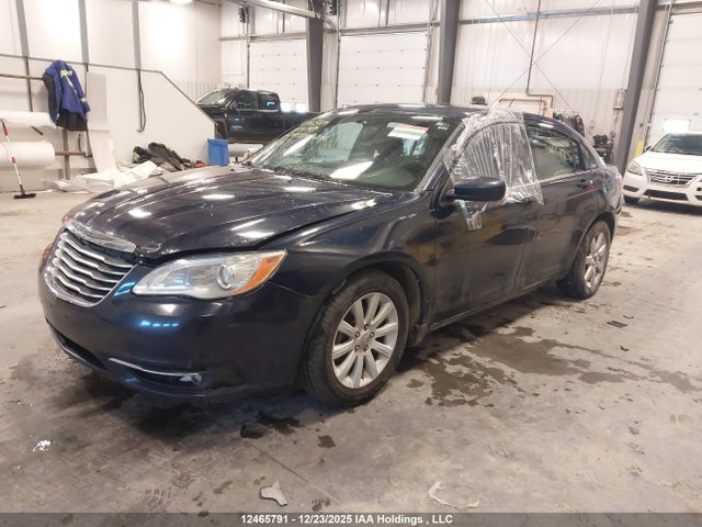 Chrysler 200 Touring 2014 1C3CCBBBXEN100989 Image 2
