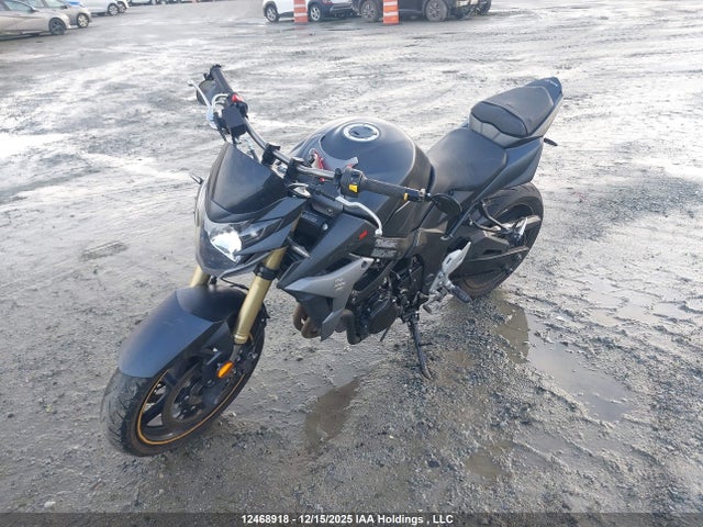 Suzuki GSX-S750 2015 JS1GR7NA6F2101971 Image 2