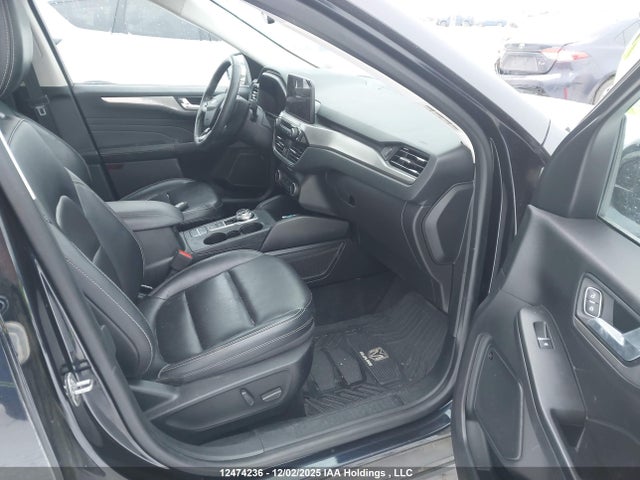 1FMCU9J94MUA77824 Ford Escape Titanium