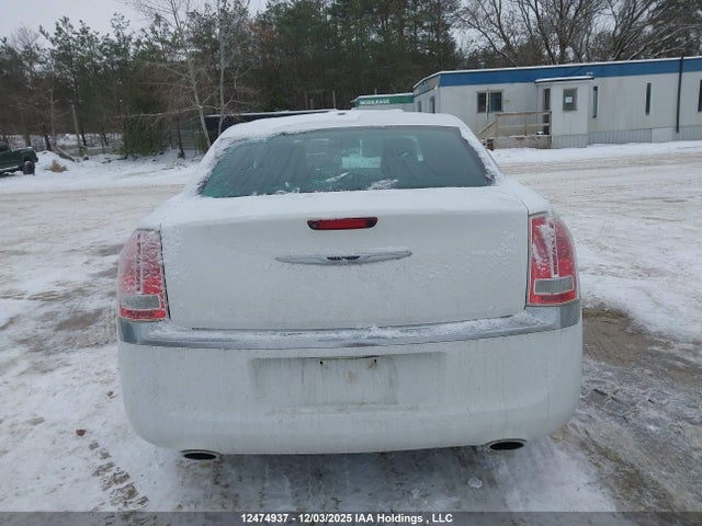 Chrysler 300 2014 2C3CCAKT5EH217830 Image 16