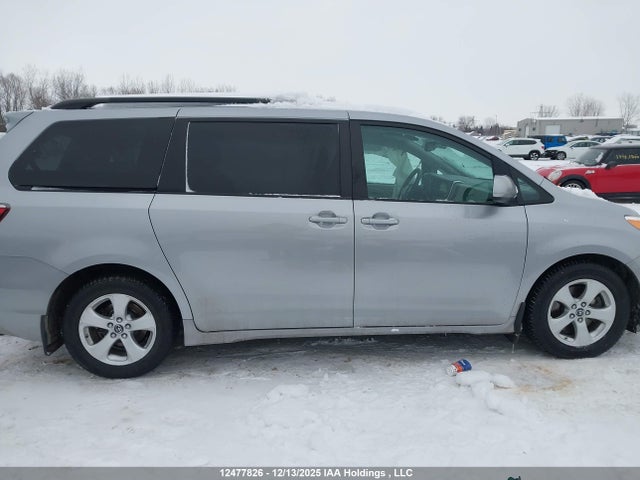 12477826 :رقم المزاد ، 5TDKZ3DC5JS941785 vin ، 2018 Toyota Sienna Le 8-passenger مزاد بيع