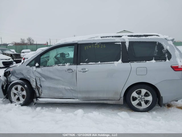 12477826 :رقم المزاد ، 5TDKZ3DC5JS941785 vin ، 2018 Toyota Sienna Le 8-passenger مزاد بيع