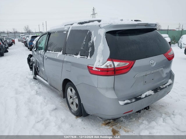 12477826 :رقم المزاد ، 5TDKZ3DC5JS941785 vin ، 2018 Toyota Sienna Le 8-passenger مزاد بيع