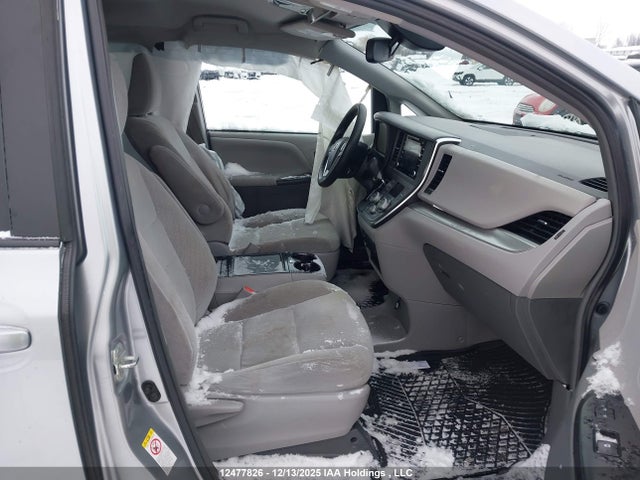 12477826 :رقم المزاد ، 5TDKZ3DC5JS941785 vin ، 2018 Toyota Sienna Le 8-passenger مزاد بيع