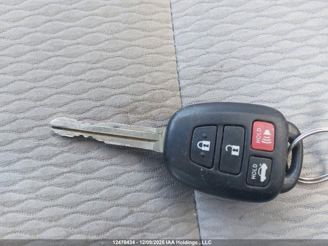 2T1BURHE2GC561060 Toyota COROLLA LE