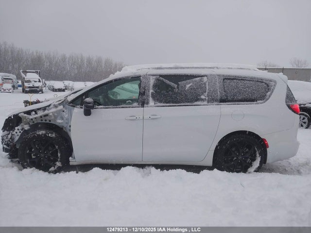 Chrysler Pacifica Limited 2025 2C4RC1GGXSR593415 Image 15