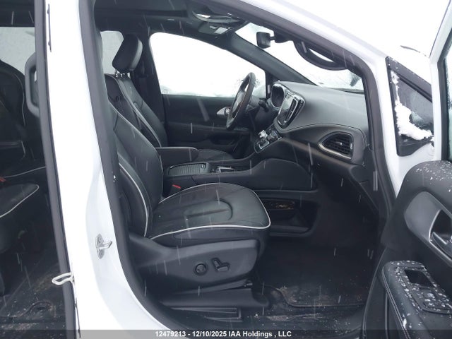 Chrysler Pacifica Limited 2025 2C4RC1GGXSR593415 Image 5