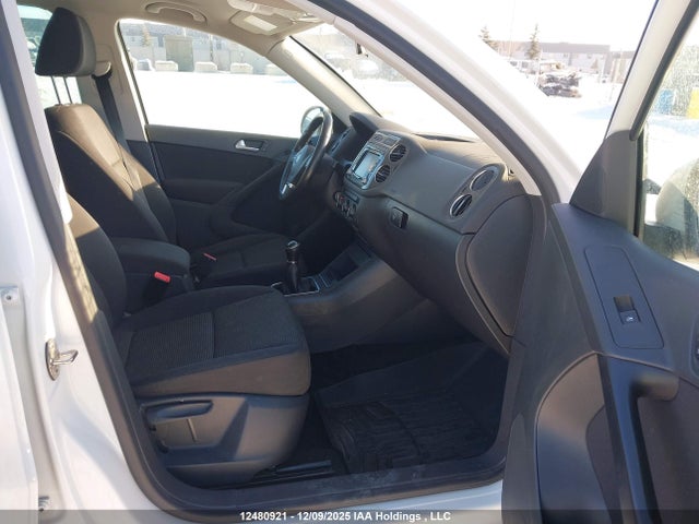 WVGKV7AX4FW522274 Volkswagen Tiguan Trendline