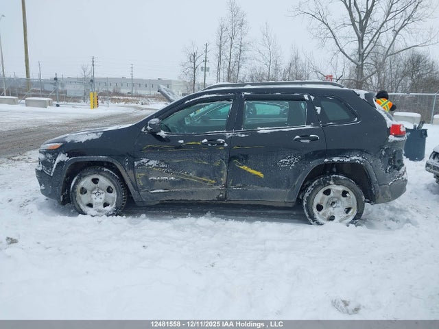 1C4PJLAB0EW114016 Jeep Cherokee Sport
