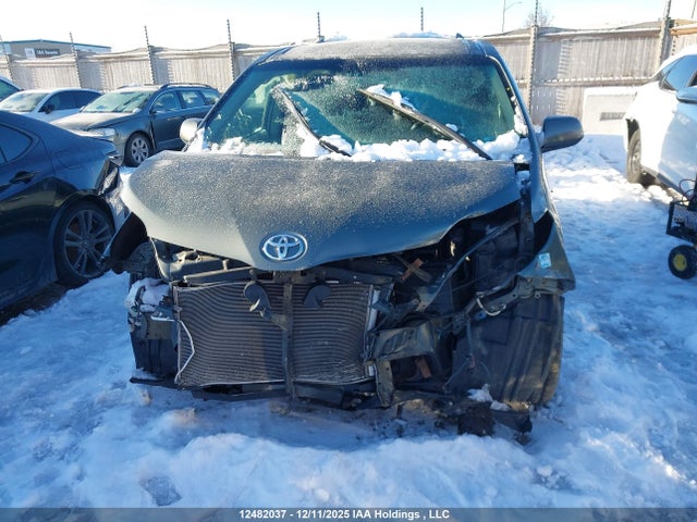 2014 Toyota Sienna მანქანა იყიდება აუქციონზე, vin: 5TDZK3DC5ES431736, აუქციონის ნომერი: 12482037
