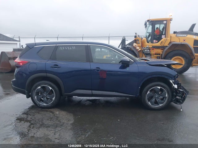 JN8BT3BB4RW290015 Nissan Rogue Sv Moonroof