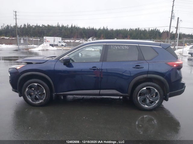 JN8BT3BB4RW290015 Nissan Rogue Sv Moonroof