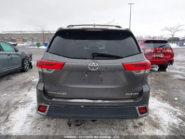 2018 Toyota Highlander მანქანა იყიდება აუქციონზე, vin: 5TDJZRFH5JS859322, აუქციონის ნომერი: 12485042