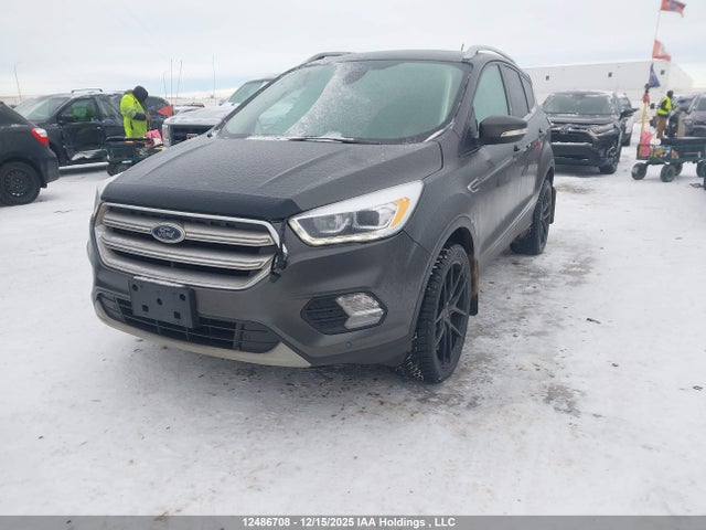 1FMCU9J9XJUA76642 Ford Escape Titanium