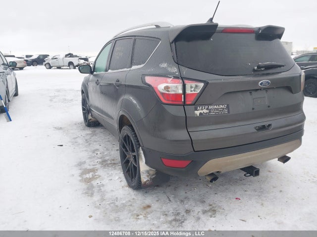 1FMCU9J9XJUA76642 Ford Escape Titanium