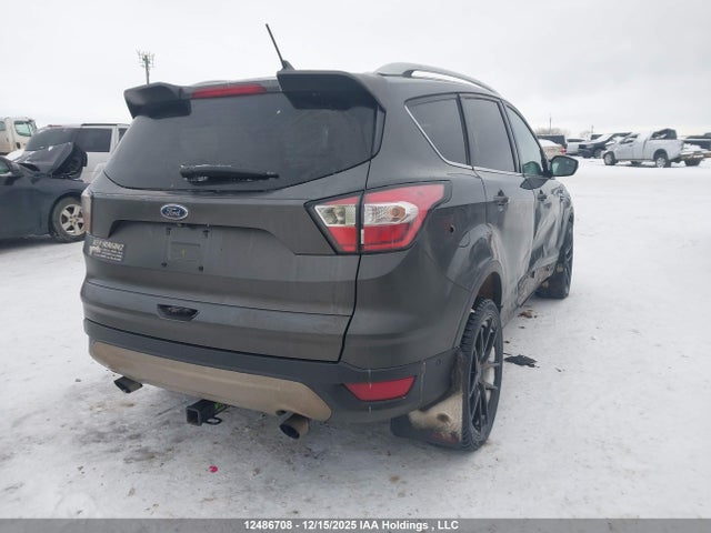 1FMCU9J9XJUA76642 Ford Escape Titanium