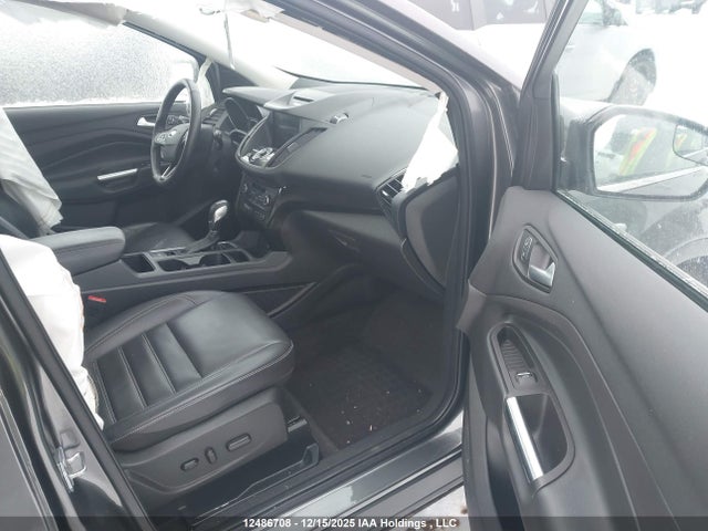 1FMCU9J9XJUA76642 Ford Escape Titanium