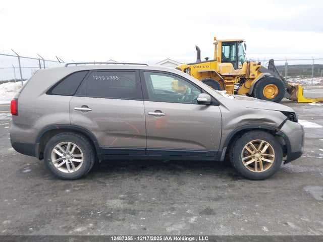 12487355 :رقم المزاد ، 5XYKT3A68FG590939 vin ، 2015 Kia Sorento Lx مزاد بيع