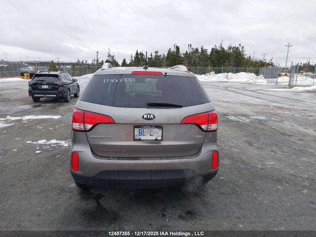 12487355 :رقم المزاد ، 5XYKT3A68FG590939 vin ، 2015 Kia Sorento Lx مزاد بيع