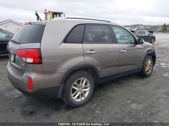12487355 :رقم المزاد ، 5XYKT3A68FG590939 vin ، 2015 Kia Sorento Lx مزاد بيع