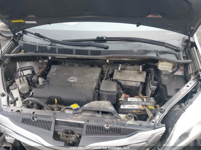 5TDDK3DC9FS110665 Toyota Sienna Xle/limited