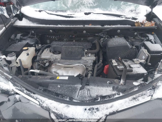 2T3ZFREV9JW496704 Toyota RAV4 LE