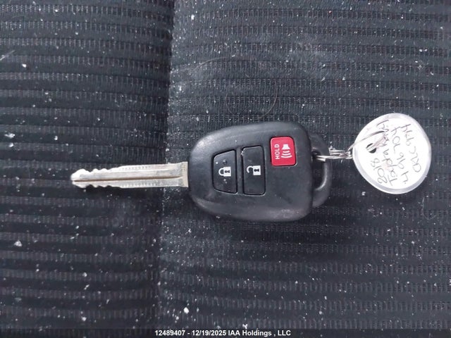 2T3ZFREV9JW496704 Toyota RAV4 LE