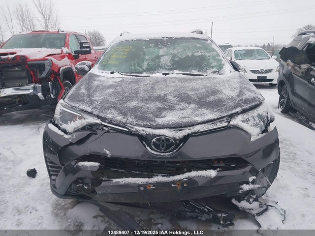 2T3ZFREV9JW496704 Toyota RAV4 LE