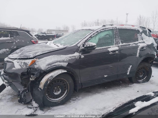 2T3ZFREV9JW496704 Toyota RAV4 LE
