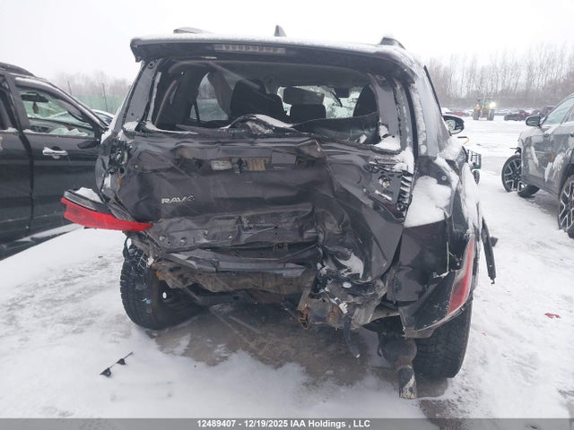 2T3ZFREV9JW496704 Toyota RAV4 LE