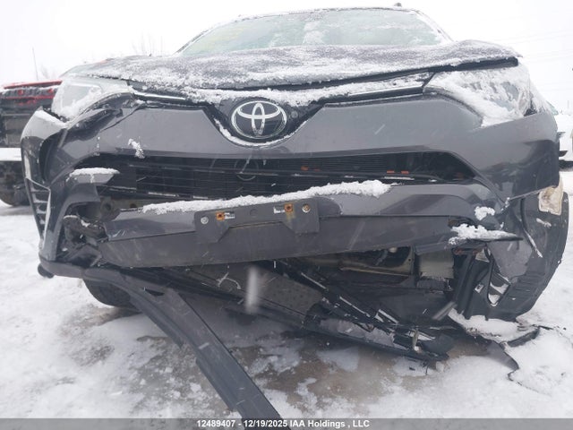 2T3ZFREV9JW496704 Toyota RAV4 LE