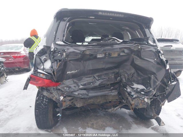2T3ZFREV9JW496704 Toyota RAV4 LE