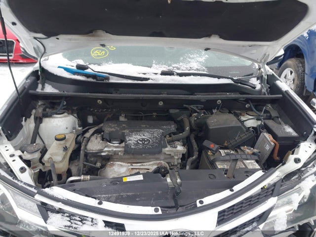 2T3ZFREV9FW232812 Toyota RAV4 LE