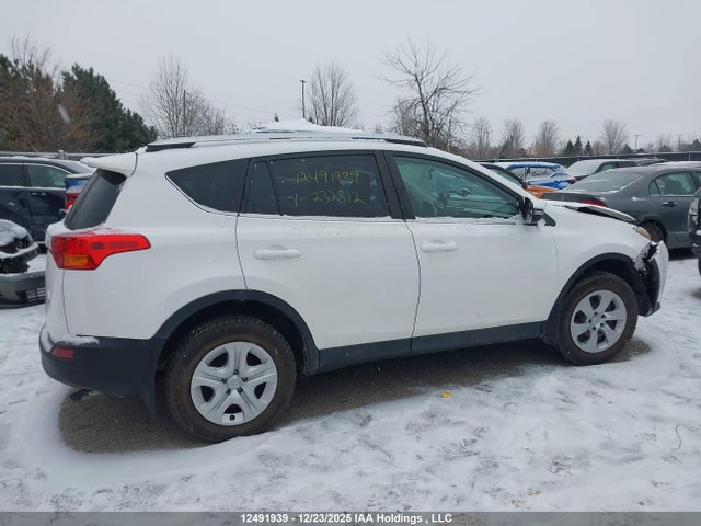 2T3ZFREV9FW232812 Toyota RAV4 LE