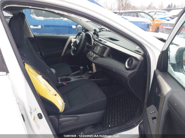 2T3ZFREV9FW232812 Toyota RAV4 LE