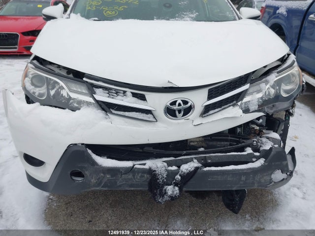 2T3ZFREV9FW232812 Toyota RAV4 LE