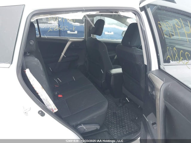 2T3ZFREV9FW232812 Toyota RAV4 LE