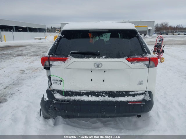 2T3B1RFV3RC467226 Toyota RAV4 LE