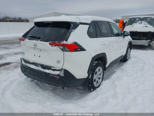 2T3B1RFV3RC467226 Toyota RAV4 LE