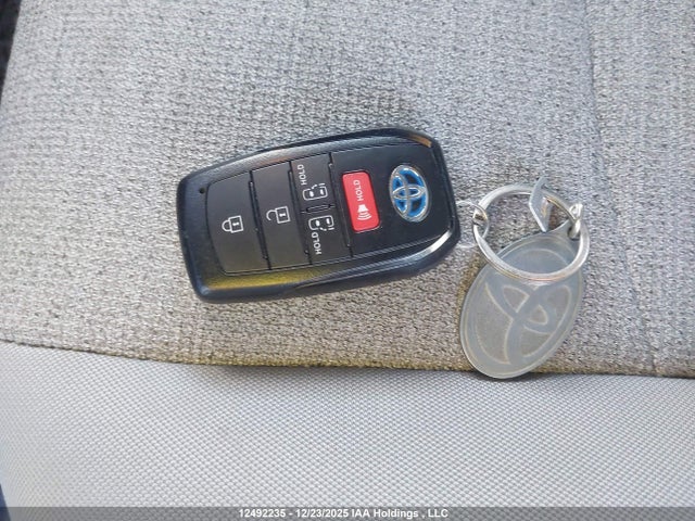 2025 Toyota Sienna Le 8-passenger მანქანა იყიდება აუქციონზე, vin: 5TDGRKEC8SS240688, აუქციონის ნომერი: 12492235