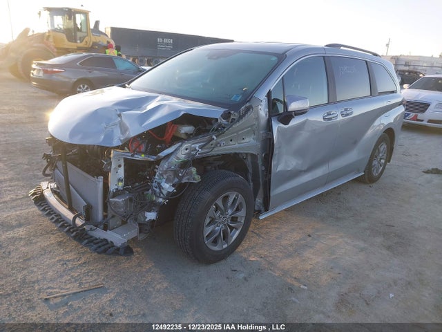 2025 Toyota Sienna Le 8-passenger მანქანა იყიდება აუქციონზე, vin: 5TDGRKEC8SS240688, აუქციონის ნომერი: 12492235