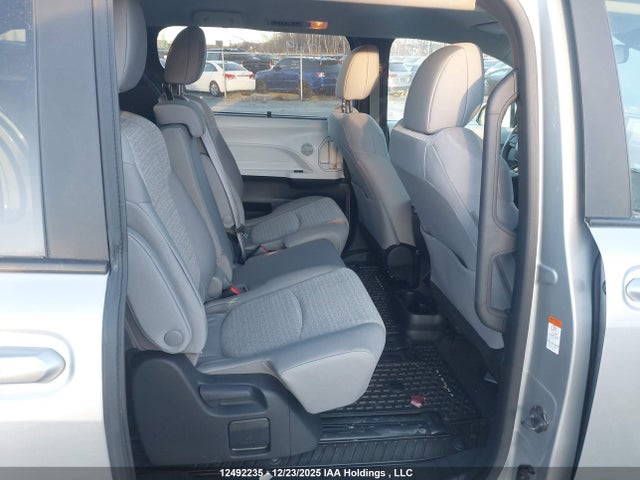 2025 Toyota Sienna Le 8-passenger მანქანა იყიდება აუქციონზე, vin: 5TDGRKEC8SS240688, აუქციონის ნომერი: 12492235