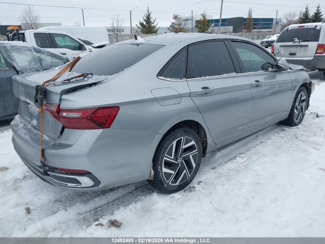 3VWGM7BU8NM033647 Volkswagen Jetta Highline