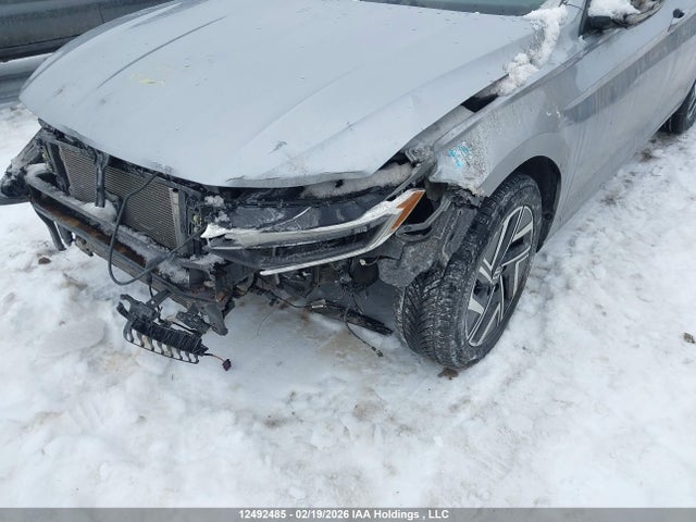 3VWGM7BU8NM033647 Volkswagen Jetta Highline