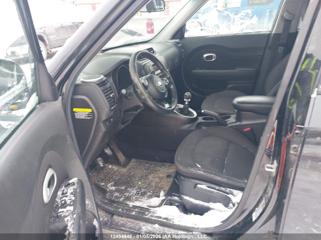 12494446 :رقم المزاد ، KNDJN2A26F7205338 vin ، 2015 Kia Soul مزاد بيع