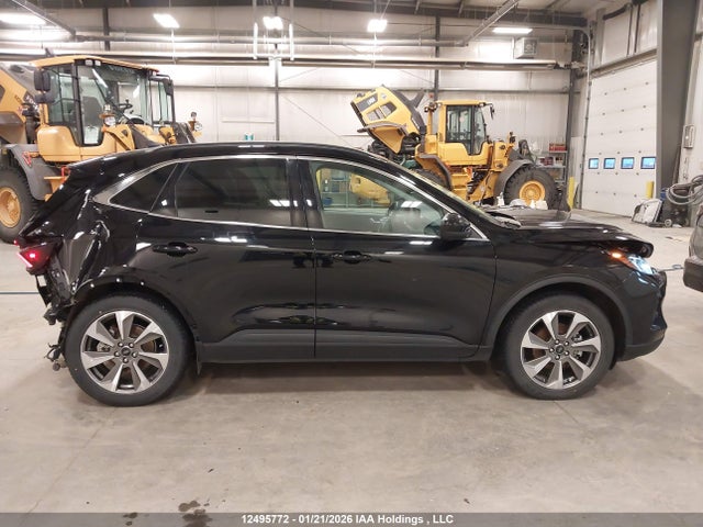 1FMCU9JA8PUA79137 Ford Escape Platinum