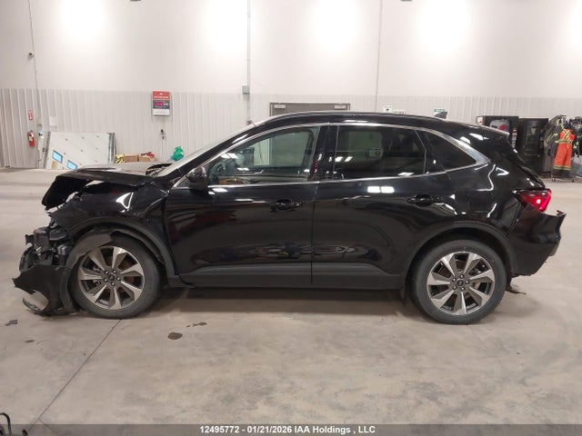 1FMCU9JA8PUA79137 Ford Escape Platinum