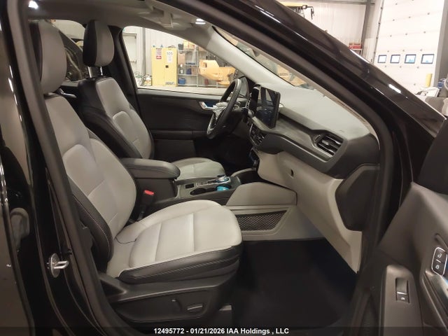 1FMCU9JA8PUA79137 Ford Escape Platinum