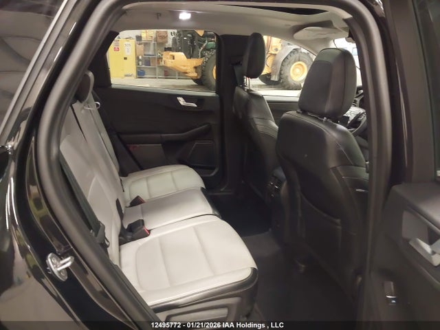 1FMCU9JA8PUA79137 Ford Escape Platinum