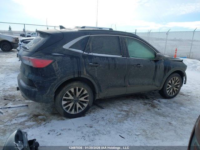 1FMCU9J94NUB43032 Ford Escape Titanium